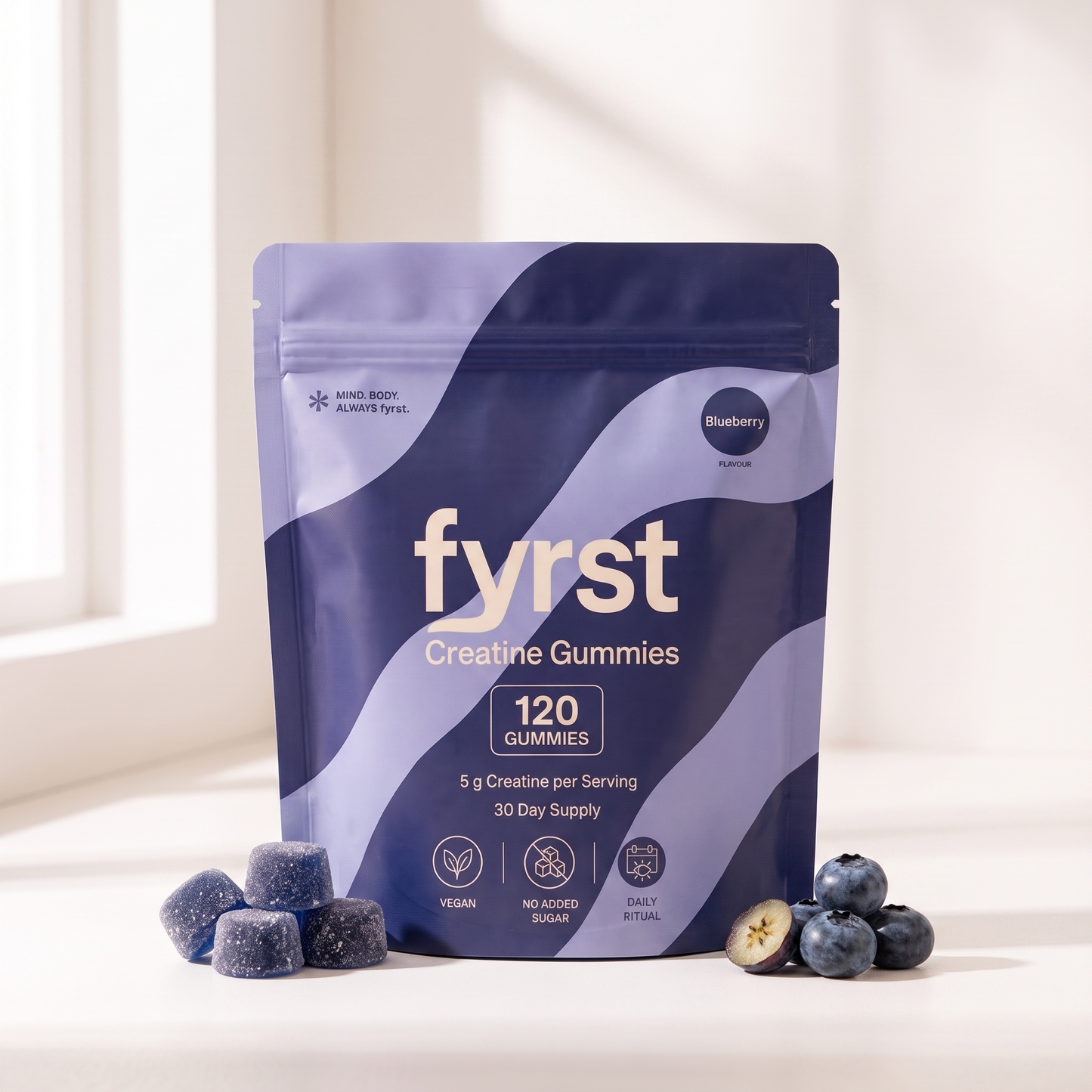fyrst Blueberry Creatine Gummies – Beutel mit Gummies und Blaubeeren auf heller Fensterbank